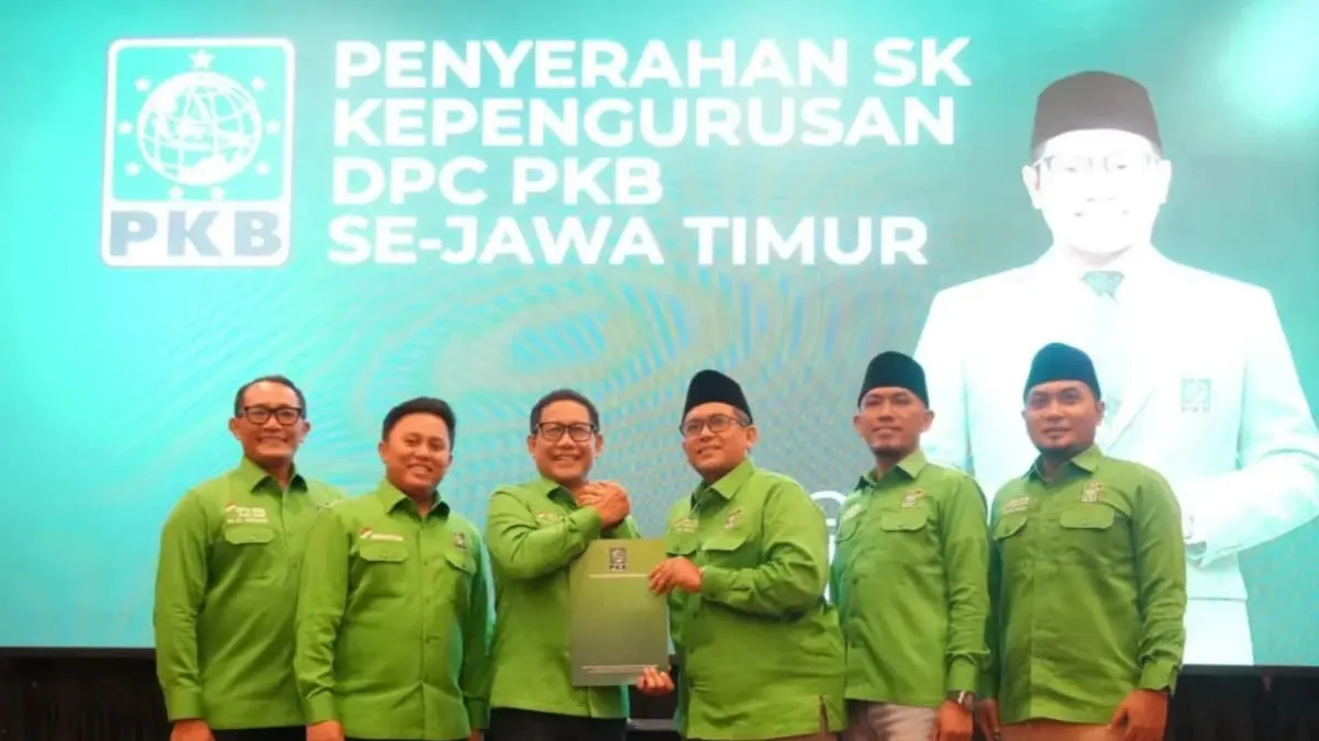 SOLID: Ketua DPC PKB Pamekasan KH Ali Wafa Subki (ketiga dari kanan) saat menerima SK kepengurusan periode 2026–2031 dari Ketua DPW PKB Jawa Timur Abdul Halim Iskandar, Sabtu (4/7).