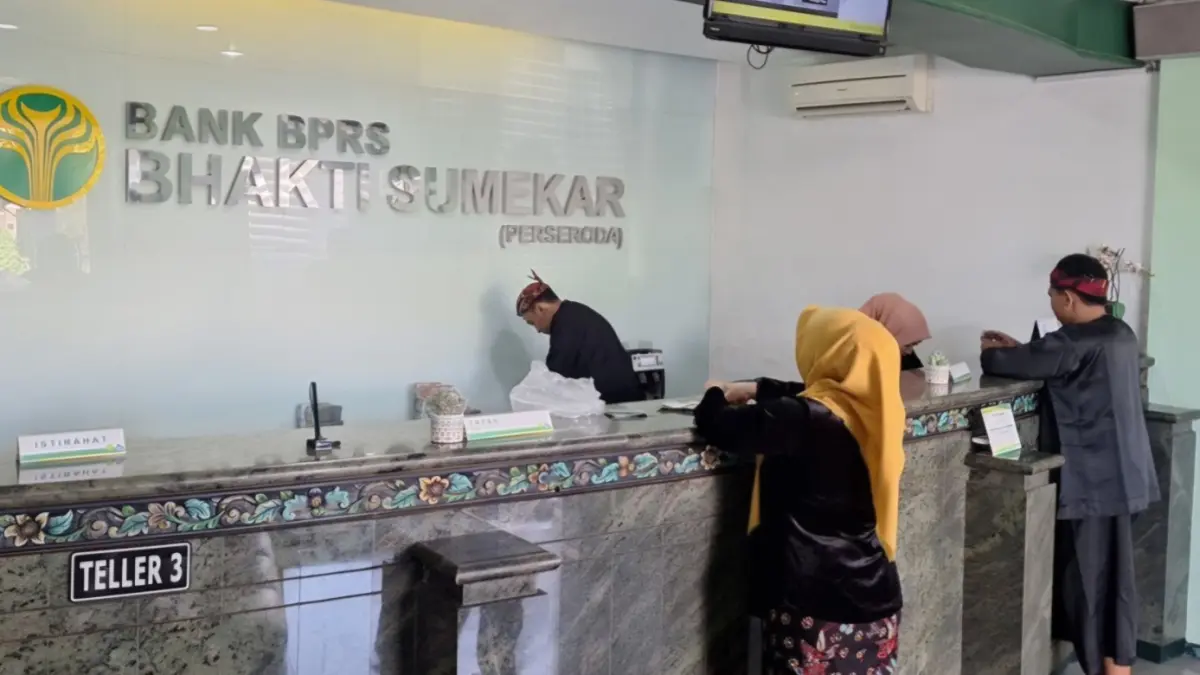 TERTIB: Sejumlah nasabah tengah mendapatkan pelayanan di kantor pusat BPRS Bhakti Sumekar di Jalan Trunojoyo, Sumenep, Jumat (16/1).