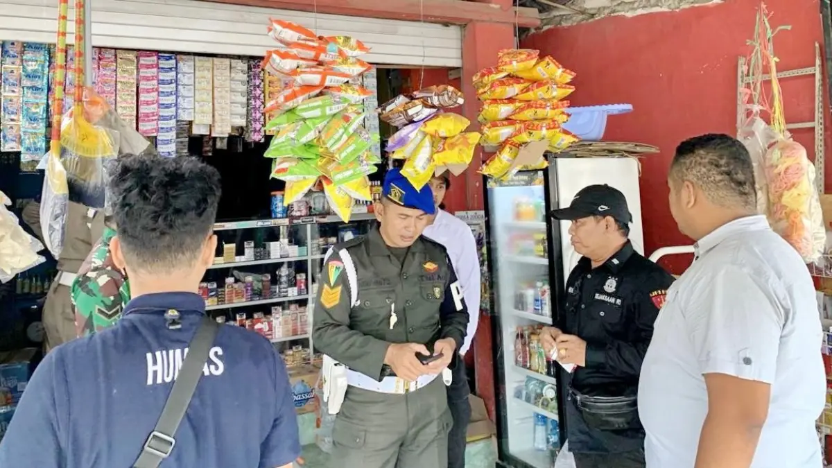 TURUN LANGSUNG: Tim gabungan melakukan pemantauan rokok ilegal di sejumlah toko kelontong di Sumenep pada akhir 2025. (NURUS DAHRI UNTUK JPRM)