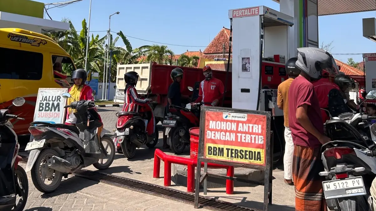 ANTRE: Pengendara sepeda motor antre saat hendak membeli BBM jenis Pertalite di SPBU 54.692.01 , Senin (6/7).