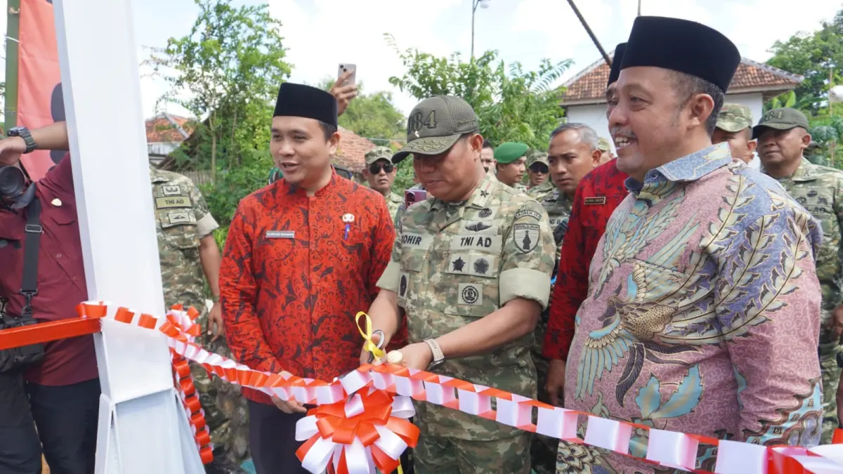BERDAYA: Danrem 084/Bhaskara Jaya Brigjen TNI Kohir bersama Ketua DPRD Sumenep Zainal Arifin saat meresmikan Jembatan Perintis Garuda di Kecamatan Ambunten, Sumenep, Jumat (3/7).