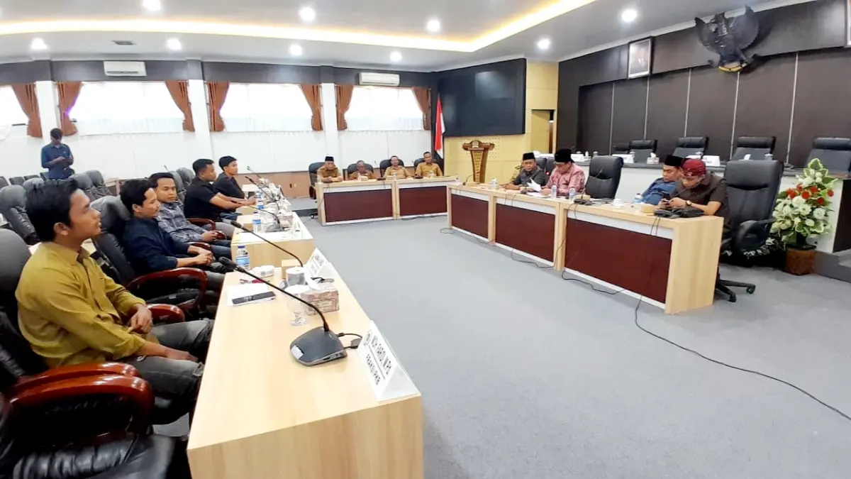 DIALEKTIS: Sejumlah aktivis Formatur sedang melakukan audiensi pengisian JPTP di ruang sidang DPRD Pamekasan Senin (6/7). (M. KHOLIL RAMLI/JPRM)