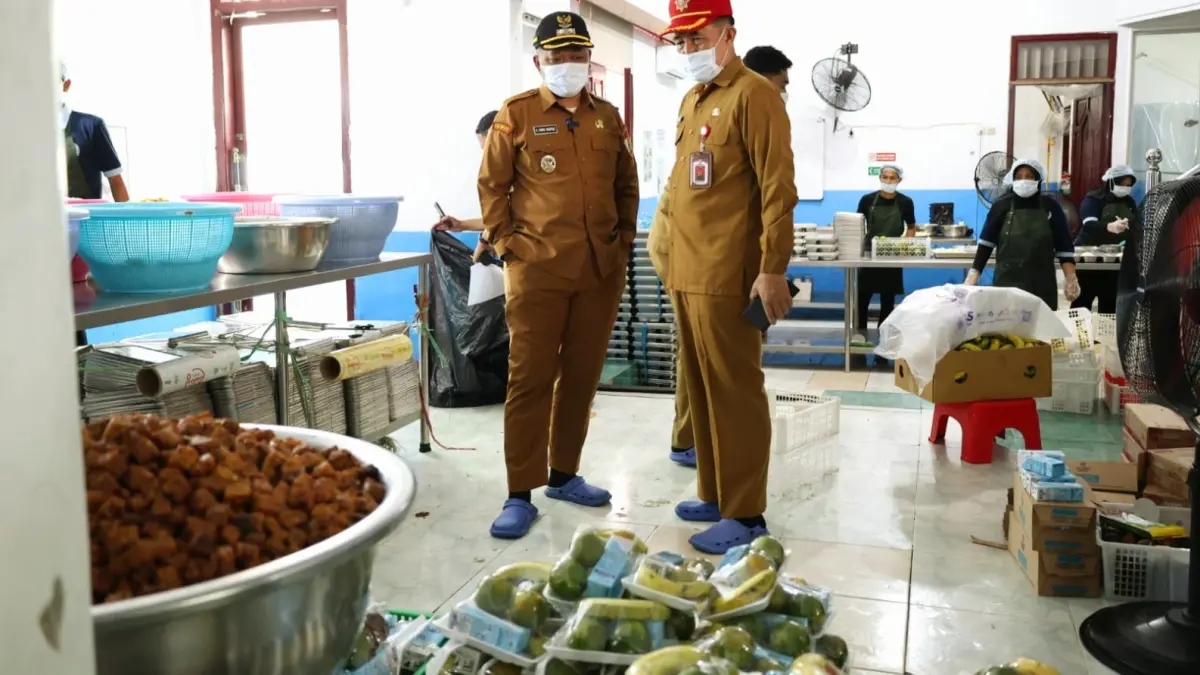 DIAWASI: Satgas MBG Sampang saat meninjau SPPG beberapa waktu lalu. (PEMKAB UNTUK JPRM)