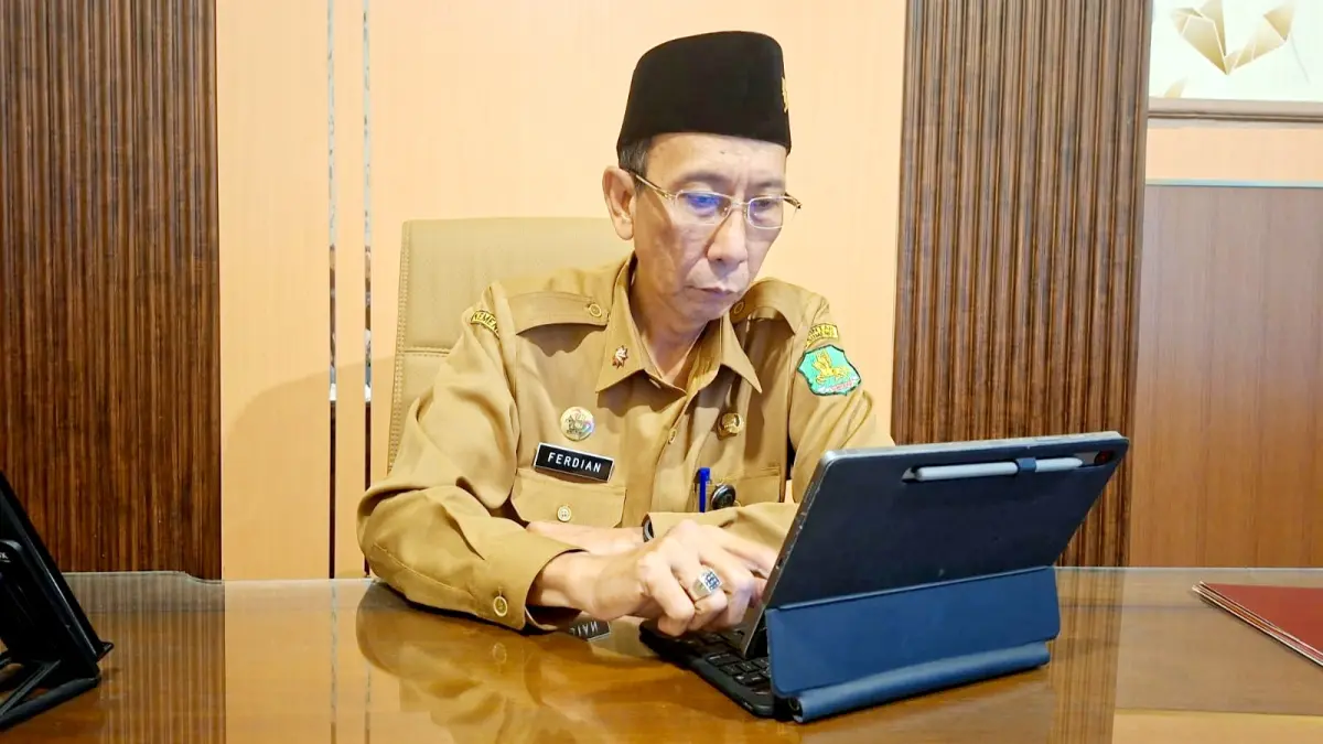 MENJELASKAN: Kepala Bapenda Sumenep Ferdiansyah Tetrajaya saat ditemui di ruangannya, Rabu (1/7). (MOH. LATIF/JPRM)