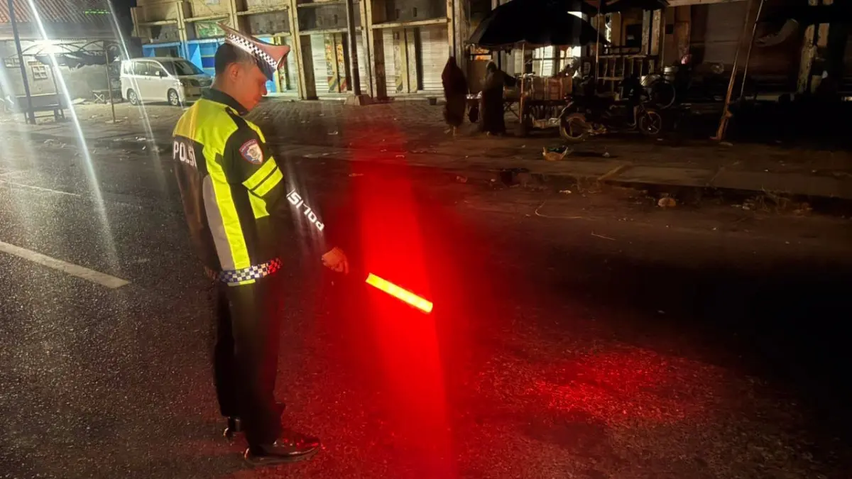 NAHAS: Anggota Satlantas Polres Sampang melakukan olah TKP laka lantas di jalan raya Desa Dharma Camplong, Sampang, Senin (6/7). (HUMAS POLRES UNTUK JPRM)