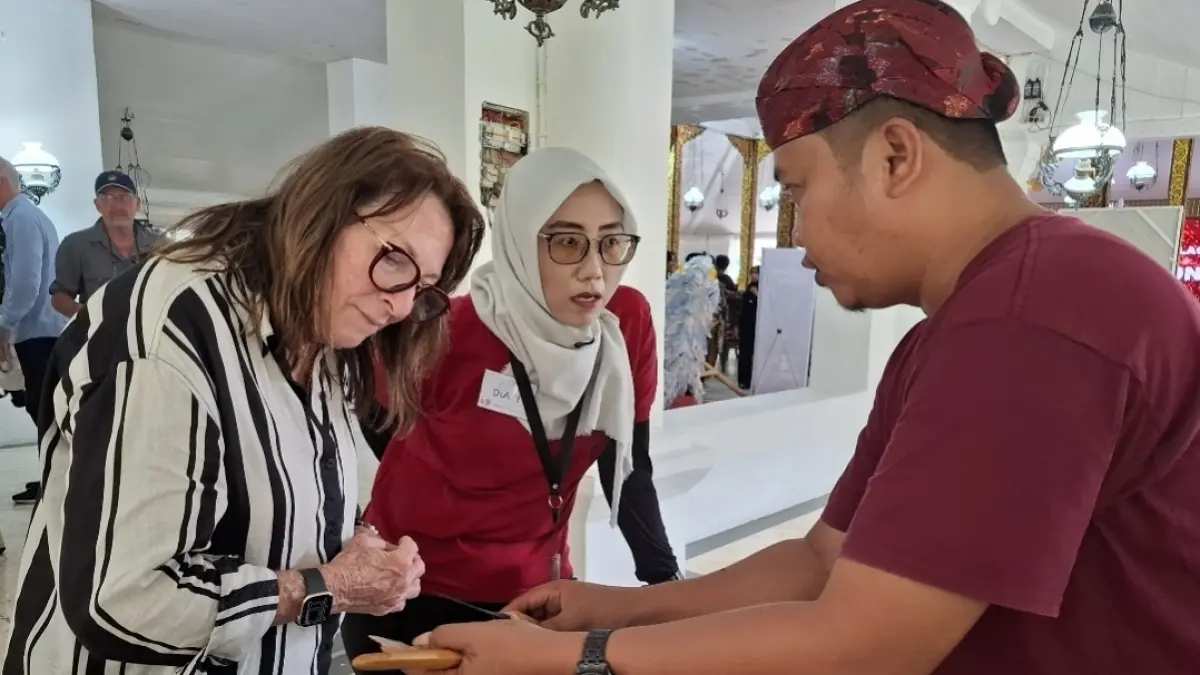PARIWISATA: Sejumlah wisatawan asing asal Australia berkunjung ke Pendopo Agung Keraton Sumenep.