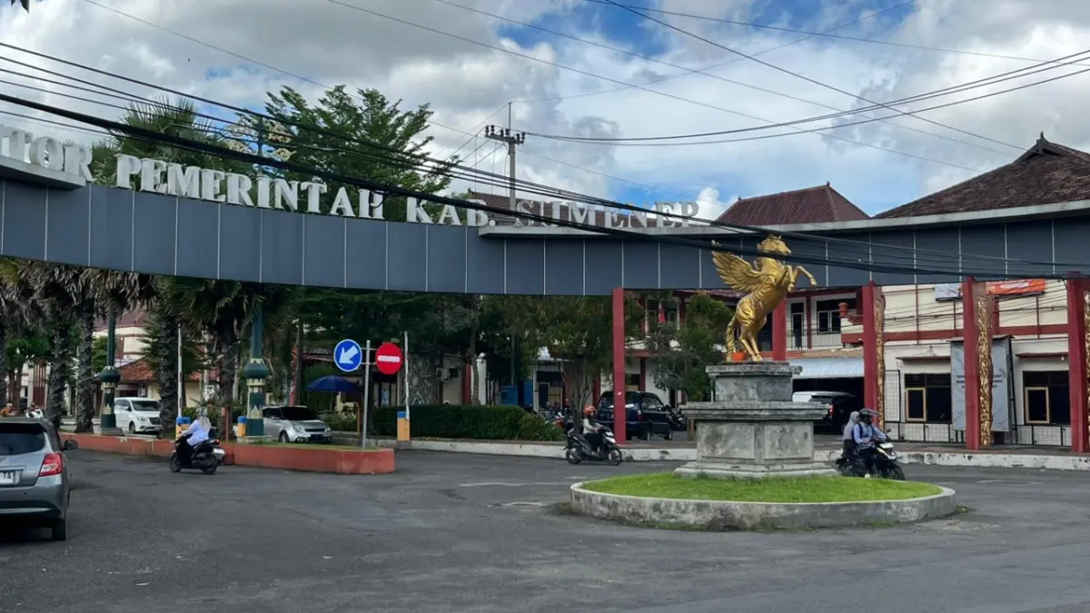 PUSAT PEMERINTAHAN: Sejumlah pengendara melintas di depan kantor Pemkab Sumenep, Jalan Dr Cipto, Desa Kolor, Kecamatan Kota, Senin (6/7).