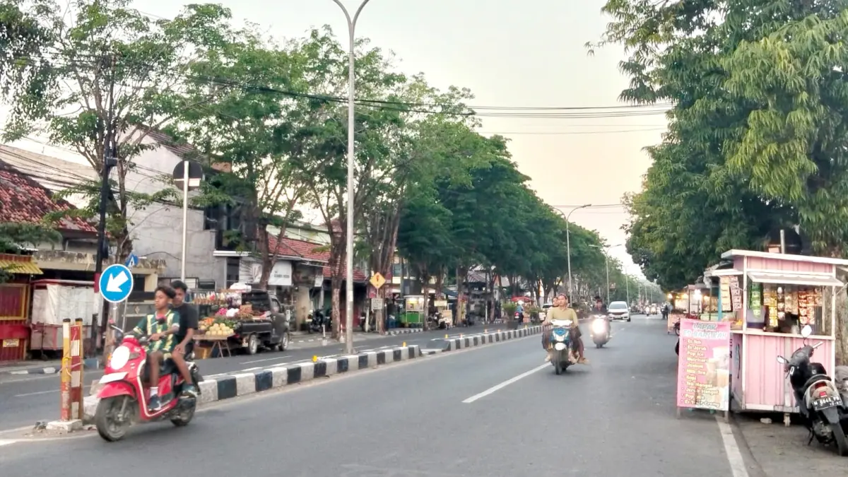 RAMAI LANCAR: Sejumlah pengendaea bermotor melintasi area PJU Jalan Wahid Hasyim, Sampang, Senin (6/7). (ANIS BILLAH/JPRM)