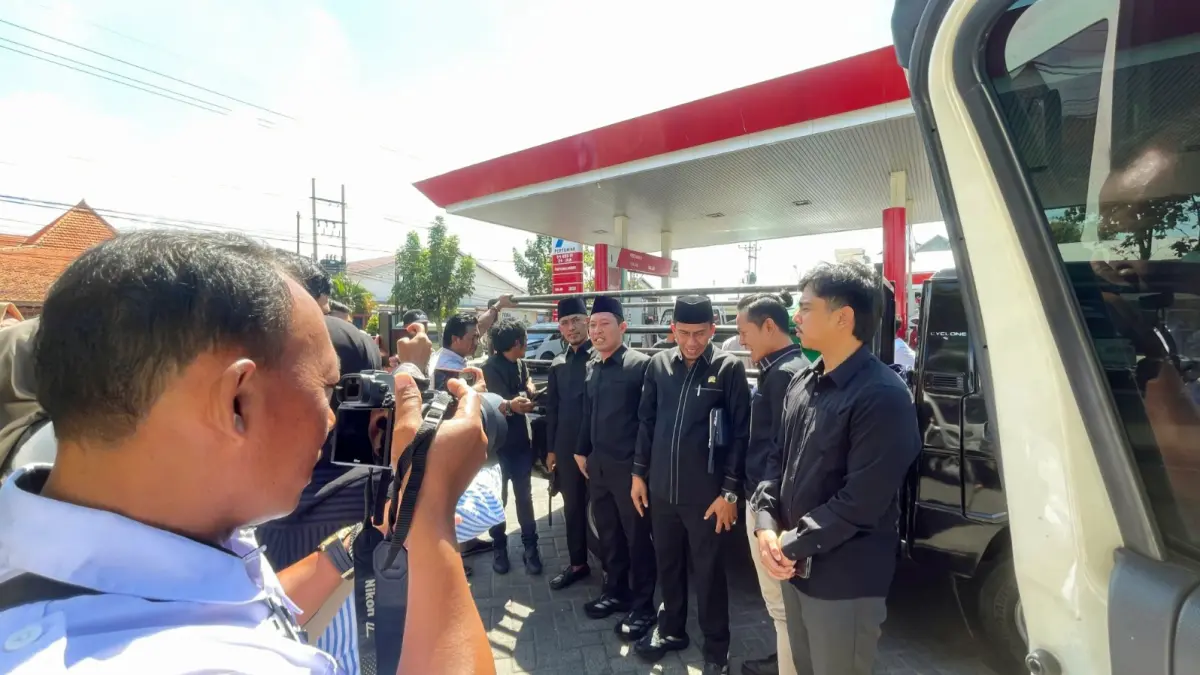SIDAK: Legislatif bersama jajaran melakukan sidak di SPBU Jalan Raya Sumenep, Desa Buddagan, Kecamatan Pademawu, Pamekasan, Rabu (1/7). (DPRD PAMEKASAN UNTUK JPRM)