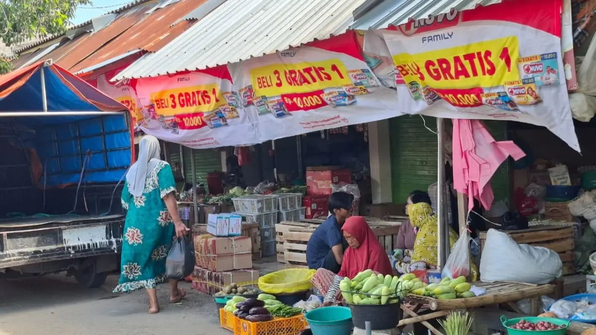 SUMBER PENGHASILAN: Pedagang menjaga dagangannya di Pasar Anom Baru Sumenep, Minggu (28/6).