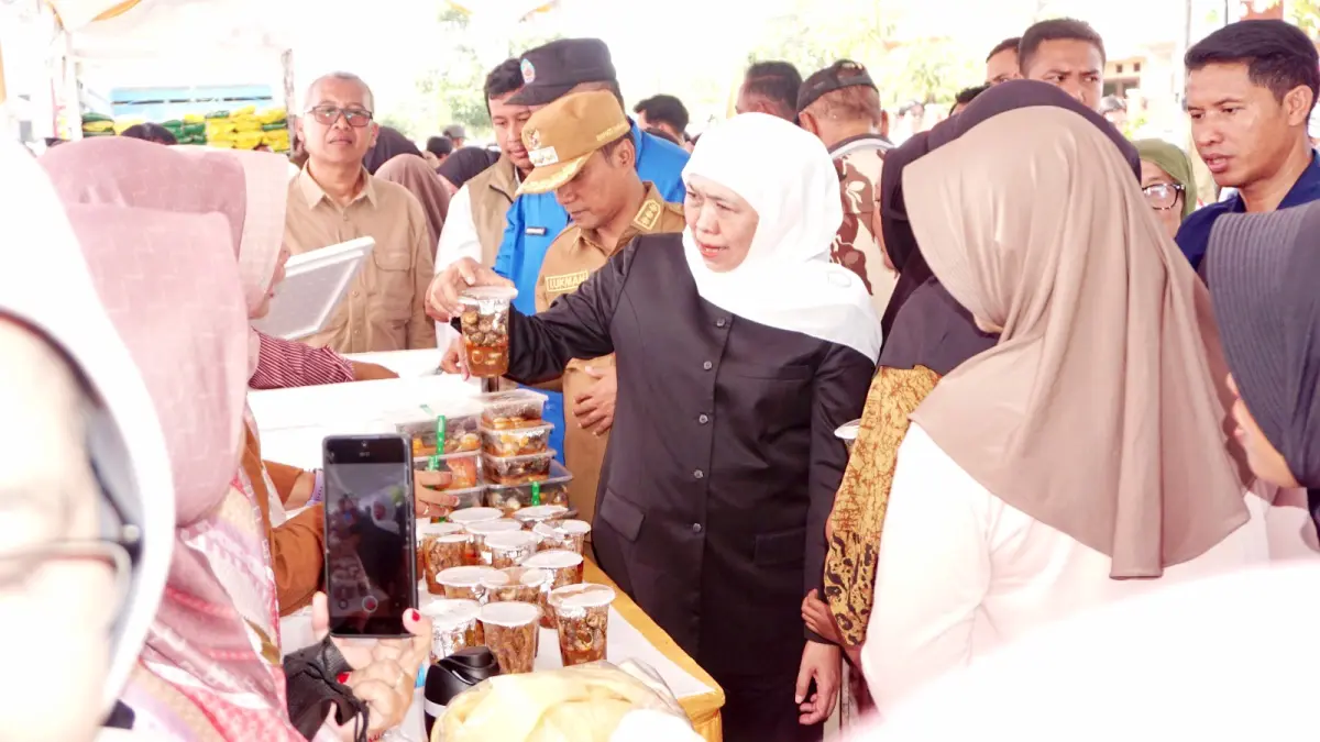TINJAU LANGSUNG: Gubernur Jatim Khofifah Indar Parawansa meninjau langsung pasar murah yang digelar di depan Perumahan Grand Kemayoran Bangkalan Senin (6/7). (VIVIN AGUSTIN HARTONO/JPRM)