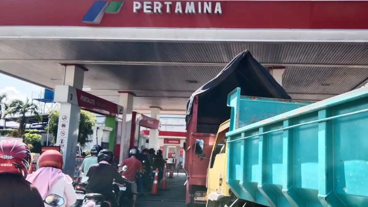 ANTRE: Sejumlah kendaraan sedang melakukan pengisian BBM di SPBU Jalan Trunojoyo, Laden, Pamekasan, Selasa (7/7).