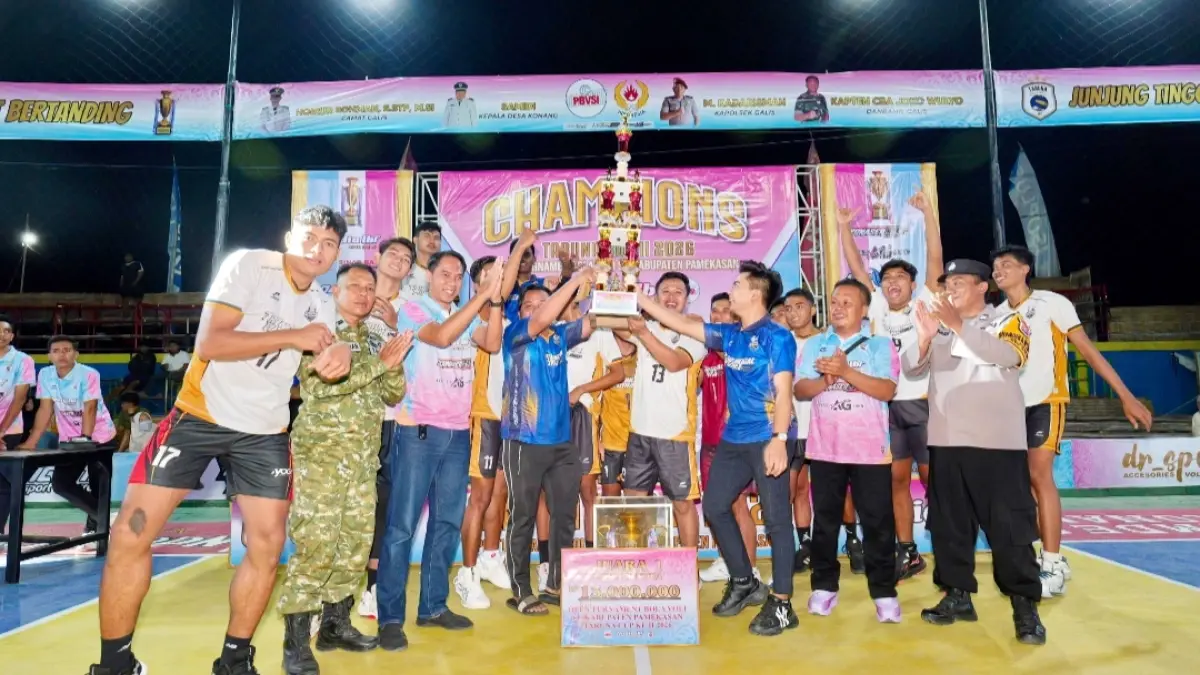 BANGGA: Pemain dan ofisial Merpati Tri Tunggal Putra berfoto bersama usai menjadi juara Open Turnamen Bola Voli Taruna Cup II di Desa Konang, Kecamatan Galis, Pamekasan, Jumat (3/7). (BOBBY FOR JPRM)