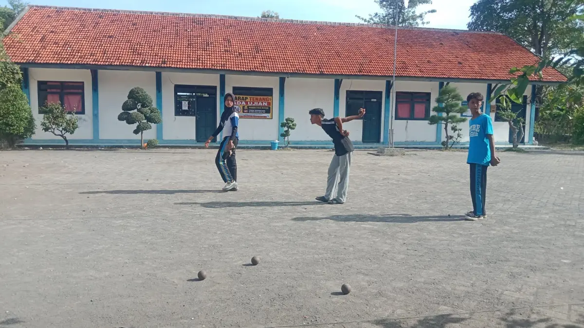 DIGODOK: Atlet FOPI Sampang melakukan latihan bersama di halaman SDN Sreseh 2 Sampang, Minggu (28/6).