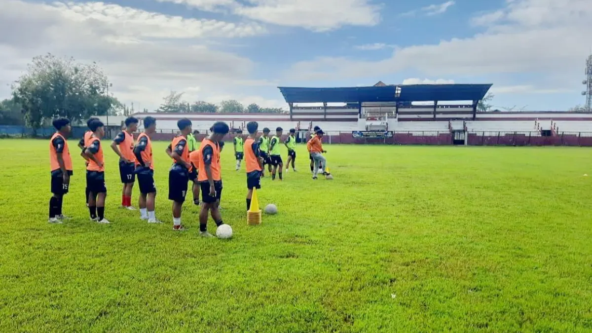 FOKUS: Sejumlah pemain Perssu Madura City untuk kejuaraan Soeratin U-17 sedang melakukan latihan di Stadion A. Yani, Desa Pabian, Kecamatan Kota, pada Minggu (7/7).