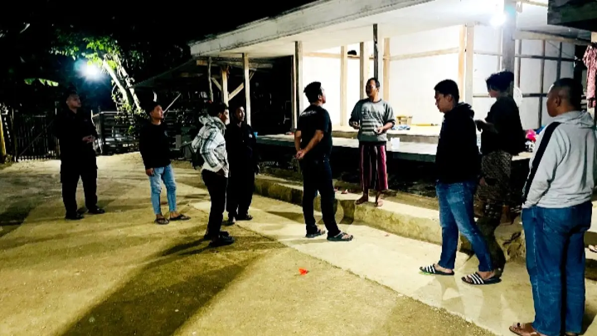 JEMPUT TERSANGKA: Tim Resmob Polres Bangkalan melakukan penggerebekan di rumah terduga pelaku pembuangan bayi di Desa Bragang, Kecamatan Klampis, Jumat (3/7). (POLRES BANGKALAN UNTUK JPRM)