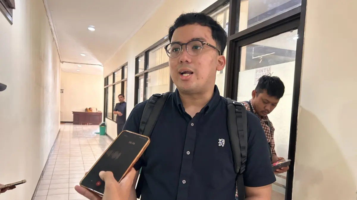 LENGANG: Sales Branch Manager Pertamina Patraniaga Jatim Balinus Afif Wira Pradana ditemui usai rapat dengan Komisi II DPRD Sampang, Selasa (7/7).