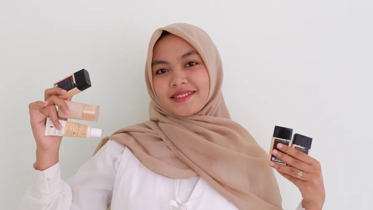 NYAMAN DIPAKAI: Aqbila Rizqi Ameliya menunjukkan liquid Foundation yang dia koleksi.