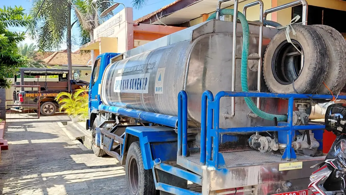 SIAGA: Truk tangki air tengah diparkir di Kantor BPBD Sumenep di Jalan Raung, Pabian, Kecamatan Kota, Sumenep.