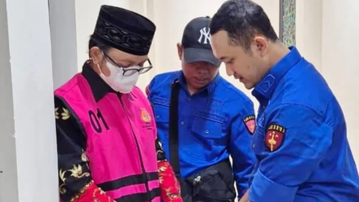 TAK BERKUTIK: Kepala Desa Pragaan Daya Imrah saat ditahan penyidik di kantor Kejari Sumenep, Kamis (23/4).
