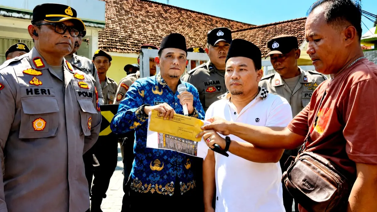 TINDAK LANJUT: Aktivis menyerahkan tuntutan kepada perwakilan Inspektorat Pamekasan saat berdemo pada Rabu (17/6). (MOH. IQBAL AFGANI/JPRM)