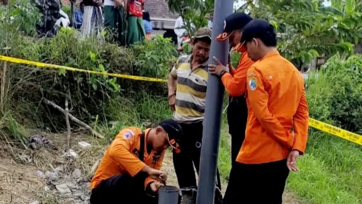 AREA BERBAHAYA: Anggota BPBD Sampang saat memasang paralon di lokasi sumur bor yang mengeluarkan api di Desa Karang Gayam, Kecamatan Omben, Sampang,&nbsp;Selasa (7/7). (BPBD UNTUK JPRM)