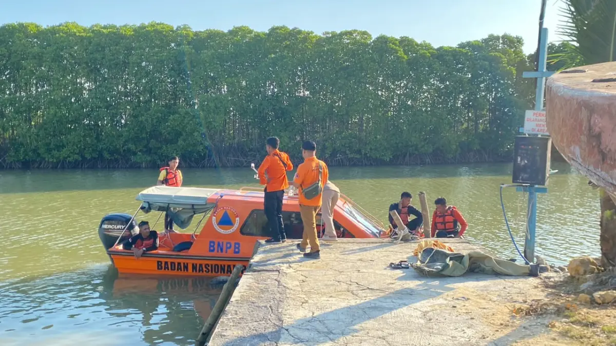 BELUM SUKSES: Petugas BPBD Sampang pulang setelah melakukan pencarian di Pelabuhan Polairud, Rabu (8/7).