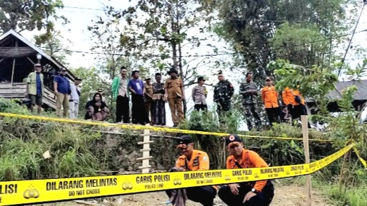 BERBAHAYA: Tim dari BPBD Sampang mengecek sumur bor yang mengeluarkan gas dan menyemburkan api di Desa Karang Gayam, Kecamatan Omben, Selasa (7/7). (BPBD UNTUK JPRM)