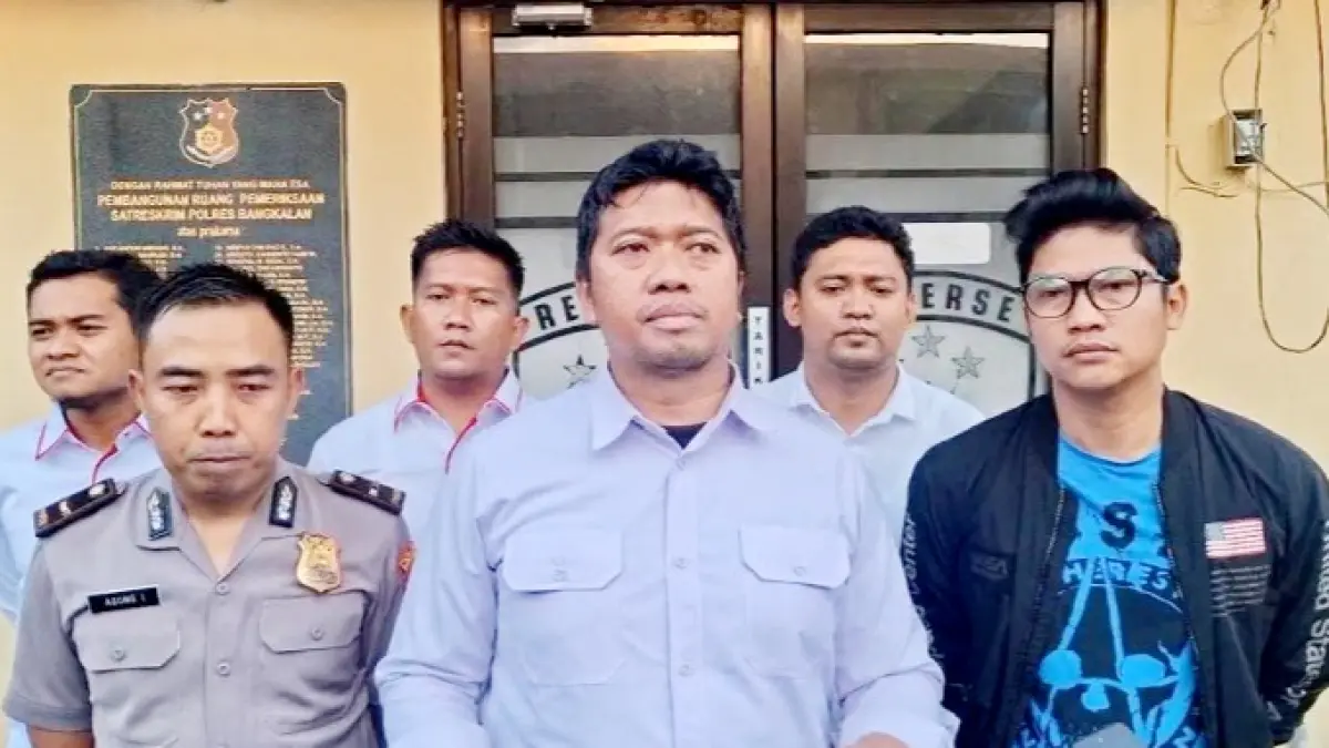 BERI PENJELASAN: Kasatreskrim Polres Bangkalan AKP Eriek Triyasworo didampingi jajarannya memberikan keterangan, Senin (6/7). (HUMAS POLRES BANGKALAN UNTUK JPRM)