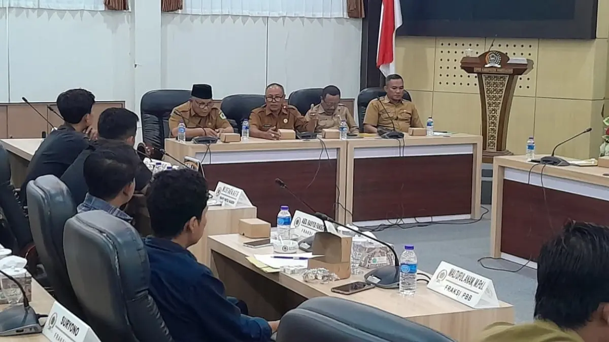 BERI PENJELASAN: Kepala Dispendikbud Pamekasan Akhmad Basri Yulianto tiga dari kanan) saat menerangkan proses pengisian kepala sekolah definitif di ruang sidang DPRD Pamekasan, Senin (6/7). (M. KHOLIL RAMLI/JPRM)