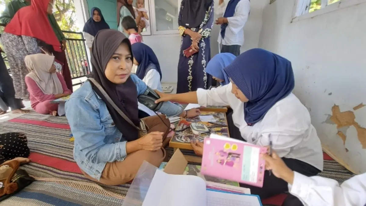 BERMANFAAT: Tenaga kesehatan Puskesmas Kalianget saat melakukan Posyandu Integrasi Layanan Primer (ILP) Pos Asoka di Perumahan Desa Kalimook, Selasa (7/6).