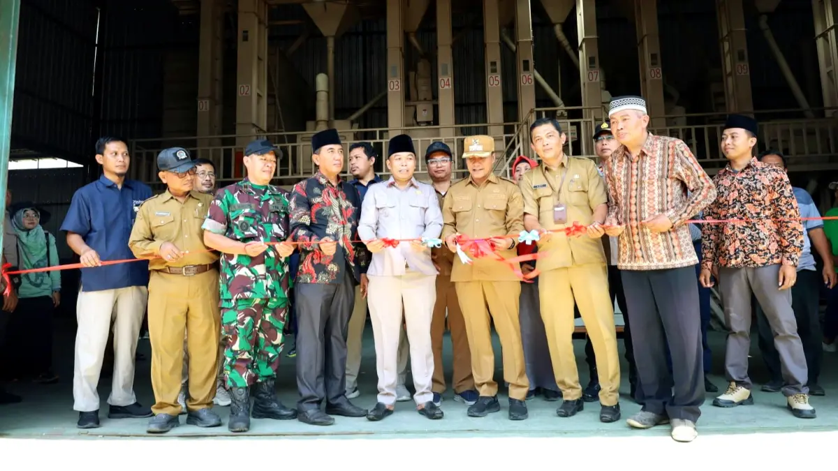 DI-LAUNCHING: Bupati Bangkalan Lukman Hakim memotong pita dalam acara peresmian mesin penggilingan padi di Desa Parseh, Kecamatan Socah, Selasa (7/7). (PROKOPIM UNTUK JPRM)