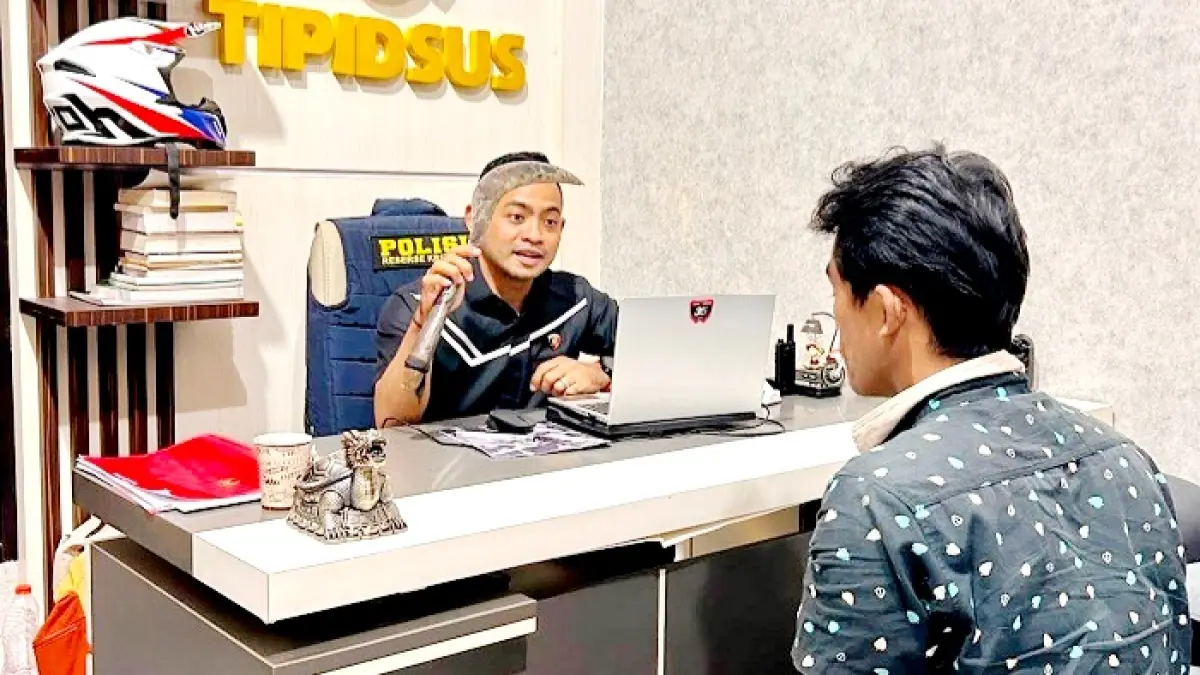 DIPERIKSA: Kanit Tipidsus Satreskrim Polres Sampang Muamar Amin memeriksa tersangka Lukman Riyadi di ruang kerjanya Rabu (8/7). (UBAIDILLAHIR RA’IE/JPRM)