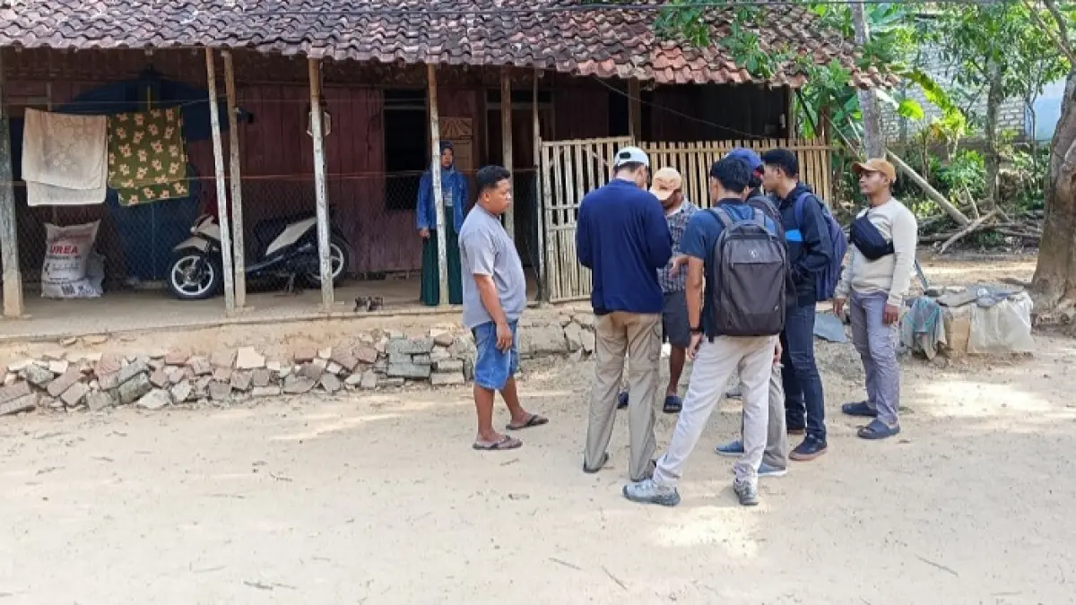 KESEJAHTERAAN: Petugas saat melakukan verlap di Desa Banyumas, Kecamatan Sampang, beberapa waktu lalu. (ISKANDAR UNTUK JPRM)
