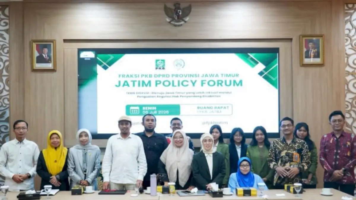 KOMPAK: Angota Fraksi PKB DPRD Jatim Hikmah Bafaqih berfoto bersama peserta Jatim Policy Forum, Senin (6/7).