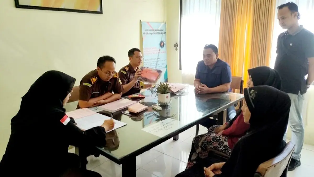LENGKAP: Tersangka dan barang bukti kasus penganiayaan dilimpahkan ke Kejaksaan Negeri Bangkalan, Selasa (7/7). (BAGUS UNTUK JPRM)