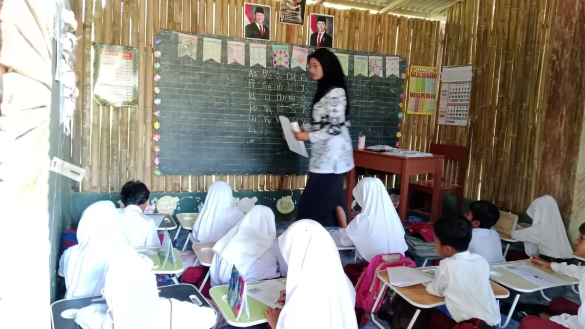MEMPRIHATINKAN: Siswa SDN Banjar 4 Kecamatan Galis, Bangkalan, melangsungkan pembelajaran di ruang kelas berbahan bambu, Rabu (9/7).