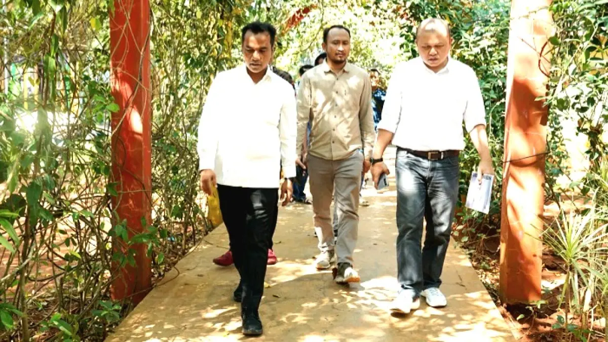 RUANG TERBUKA: Bupati Lukman Hakim meninjau Alun-Alun Bangkalan bersama konsultan Rabu (8/7). (PROKOPIM UNTUK JPRM)