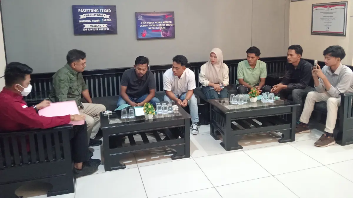 SAMPAIKAN ASPIRASI: Anggota Gempas saat melakukan audiensi dengan Kejari Sampang, Rabu (8/7).