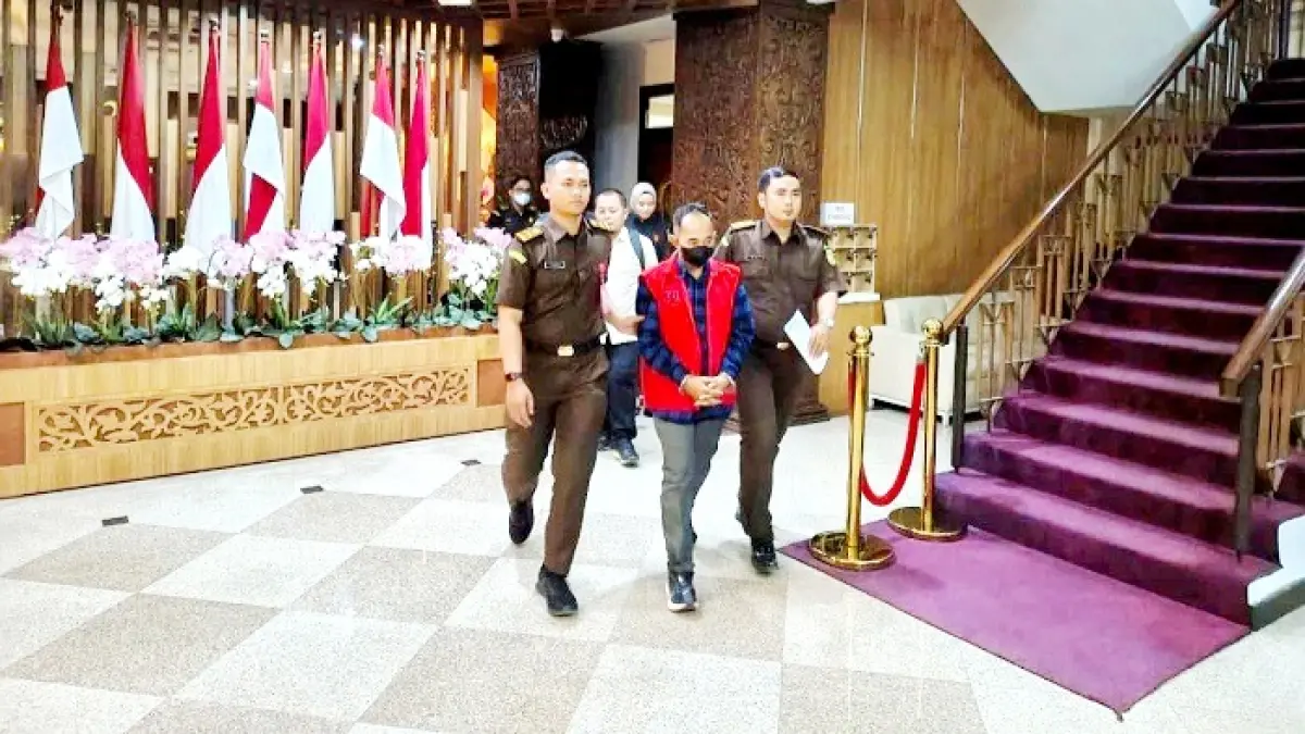 TAK BERKUTIK: Tersangka dugaan korupsi BSPS 2024 Sumenep AHS (pakai rompi) saat ditahan Kejati Jatim pada Senin (26/1). (KEJATI JATIM UNTUK JPRM)