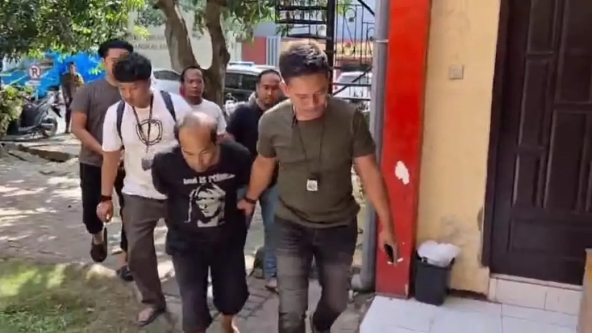 TAK BERKUTIK: Tim Resmob Polres Bangkalan menginterogasi Muhammad Samian, pelaku pencurian hewan, usai diamankan di Kota Malang, Sabtu (4/7).
