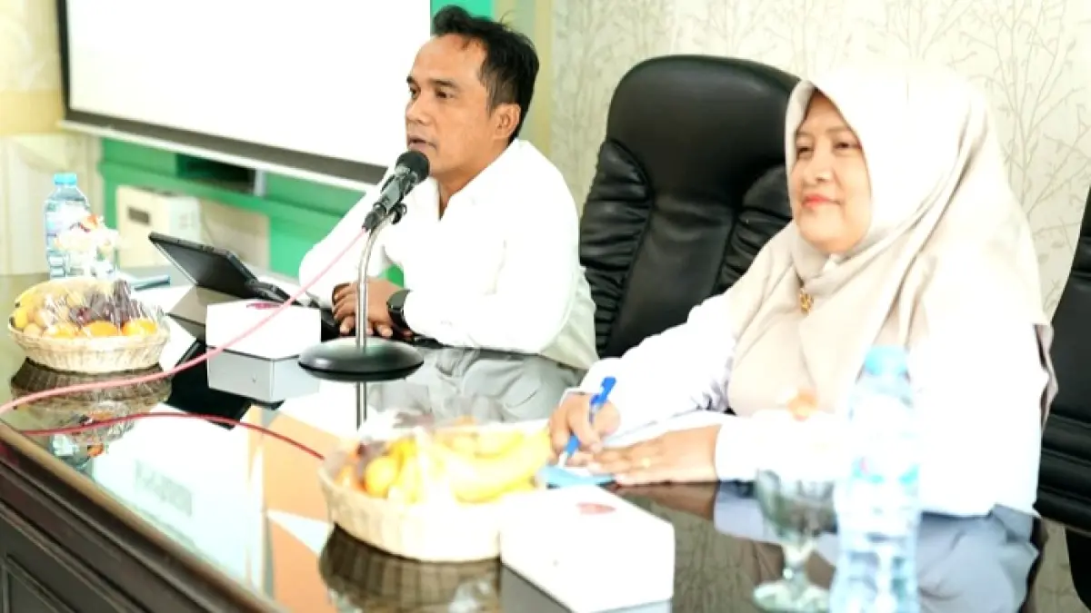 TEGAS: Bupati Bangkalan Lukman Hakim didampingi Kadinkes Nunuk Kristiani saat memberikan arahan di aula pertamuan kantor dinkes Rabu (8/7). (PROKOPIM UNTUK JPRM)