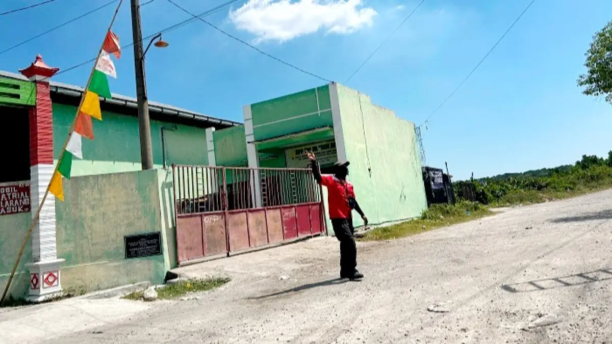 TEMPAT PENGOLAHAN SAMPAH: Petugas kebersihan berada di TPS 3R Kelurahan Pangeranan, Bangkalan, Rabu (8/7). (VIVIN AGUSTIN HARTONO/JPRM)