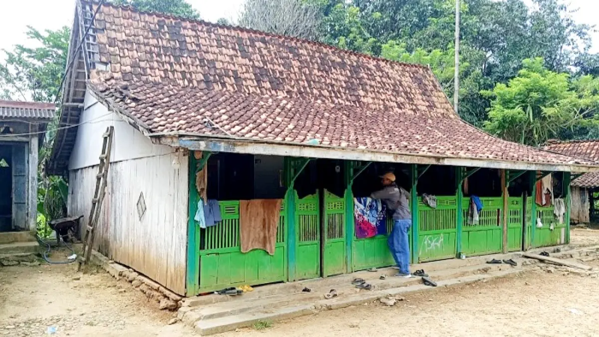 TIDAK MAMPU: Petugas melakukan verlap CPB BSPS di Desa Tambak, Kecamatan Omben, Sampang, beberapa waktu lalu. (ISKANDAR UNTUK JPRM)