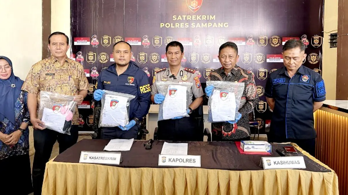UNGKAP KASUS: Dari kanan, Kasihumas Polres Sampang AKP Eko Puji Waluyo, Kadinsos Anwari Abdullah, Kapolres AKBP Hartono, dan Ps Kasatreskrim Iptu Nur Fajri Alim menunjukkan BB kasus rudapaksa anak di bawah umur di Polres Sampang, Kamis (9/7). (UBAIDILLAHIR RA’IR/JPRM)