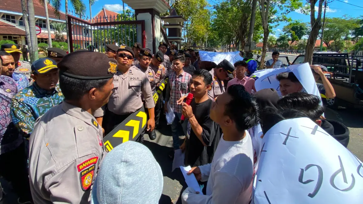 ASPIRASI: Aktivis berdemo ke Kantor Bupati Pamekasan di Jalan Kabupaten, Kamis (9/7).