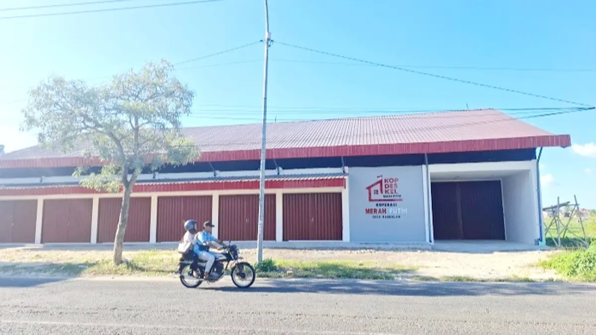 BELUM BEROPERASI: Pengendara melintas di depan gerai KDMP di Desa Babbalan, Kecamatan Batuan, Sumenep, Kamis (9/7). (MOH. LATIF/JPRM)