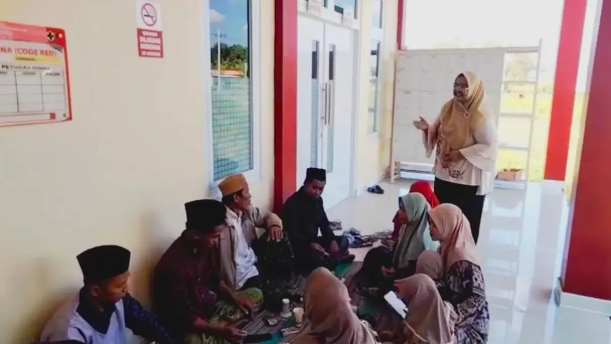 BERI PENJELASAN: Petugas Puskesmas Ganding saat memberikan edukasi Kawasan Tanpa Rokok (KTR) di kantor Puskesmas Ganding pada Rabu (1/7).