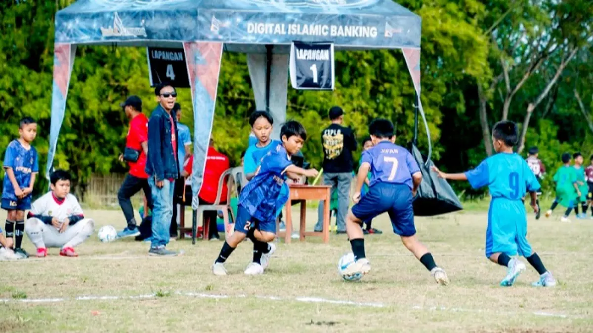 BERSAING: Pemain klub sepak bola Putra Pahlawan bertanding pada kejuaraan Piala Presiden U-10 di lapangan SSC Sampang, Minggu (21/6). (PUTRA PAHLAWAN UNTUK JPRM)