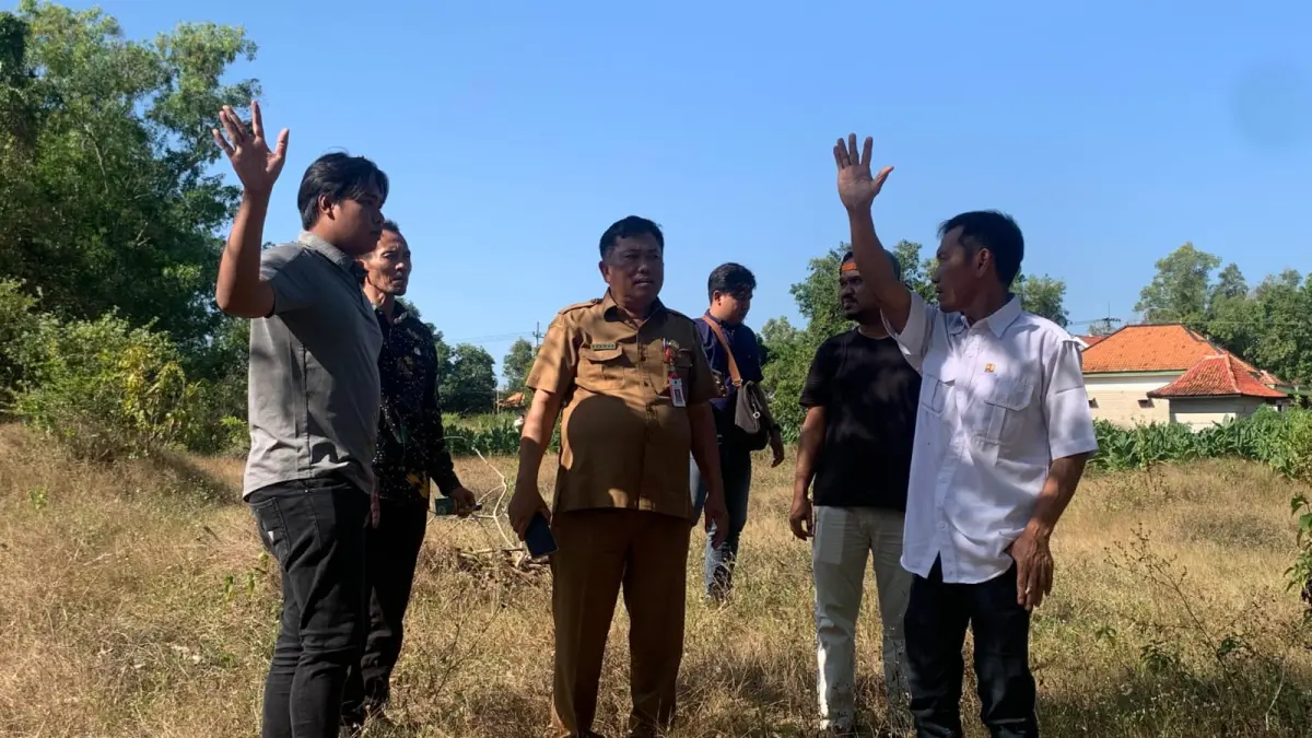 CEK LOKASI: Kepala Dinsos Pamekasan Herman Hidayat Santoso (baju dinas) mendampingi tim PU meninjau lokasi usulan gedung SR di Dusun Angsana, Desa Campor, Proppo, Selasa (7/7).